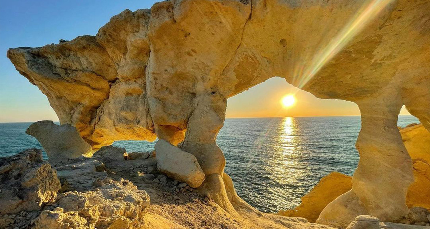 
 
			  <h3 class='caption' style='text-align:center;'>پنجره رو به خلیج فارس</h3>
		       <h5 class='description' style='text-align:center;'>جاذبه های دیدنی و گردشگری کوشکنار</h5>
    
			  
			  