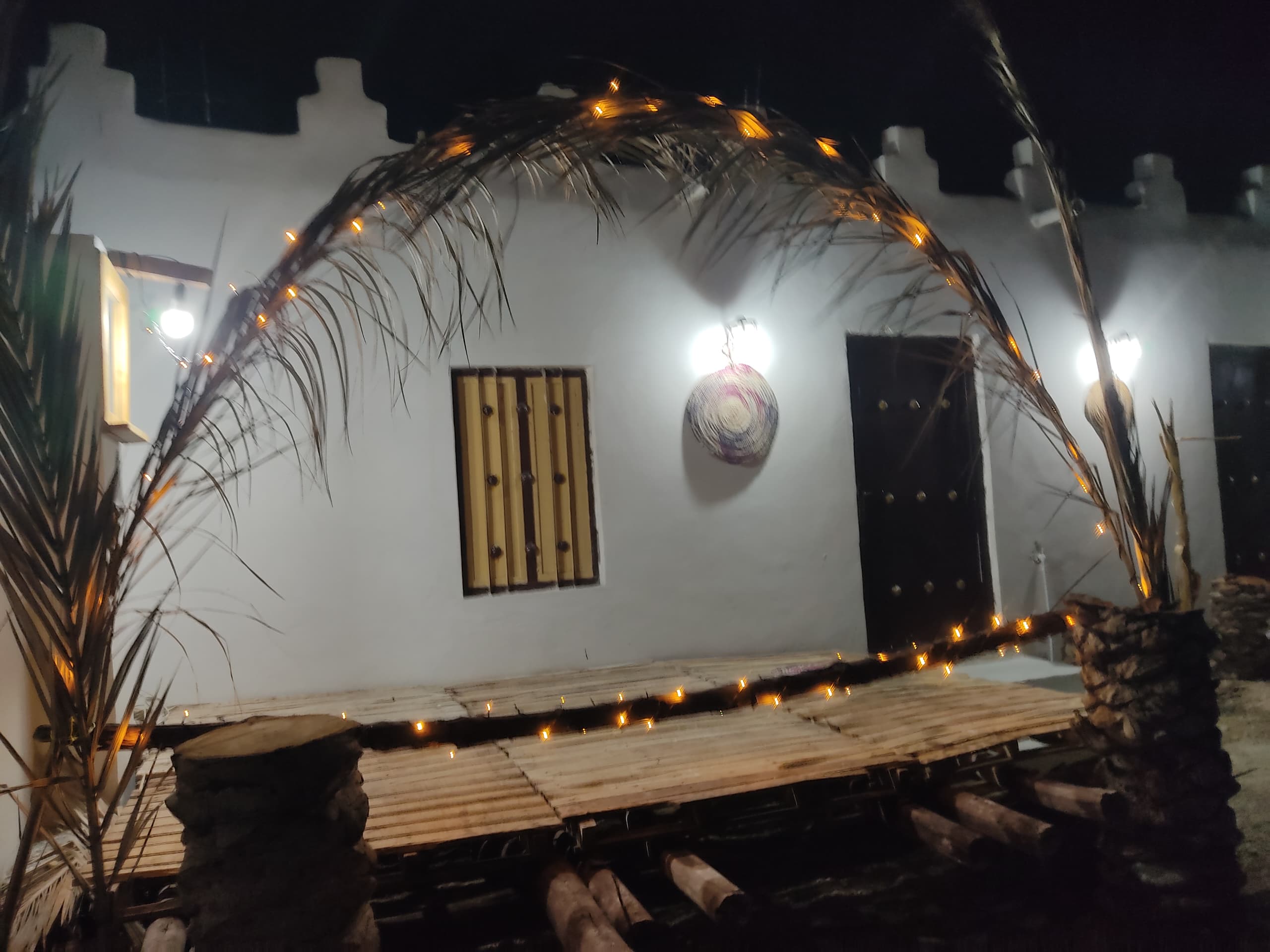 
 
			  <h3 class='caption' style='text-align:center;'>اقامتگاه دهش</h3>
		       <h5 class='description' style='text-align:center;'></h5>
    
			  
			  