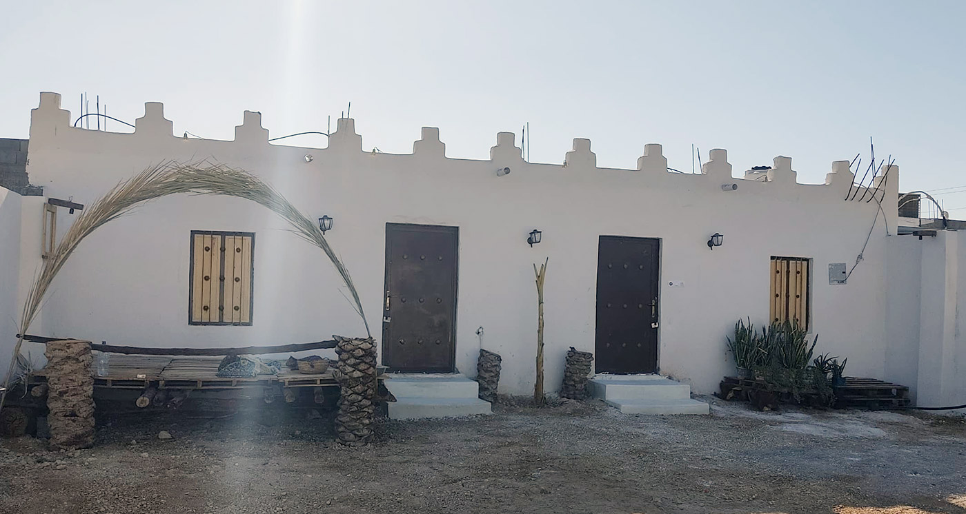 
 
			  <h3 class='caption' style='text-align:center;'>اقامتگاه کوشکنار</h3>
		       <h5 class='description' style='text-align:center;'>محیطی زیبا و رویایی در جنوب</h5>
    
			  
			  